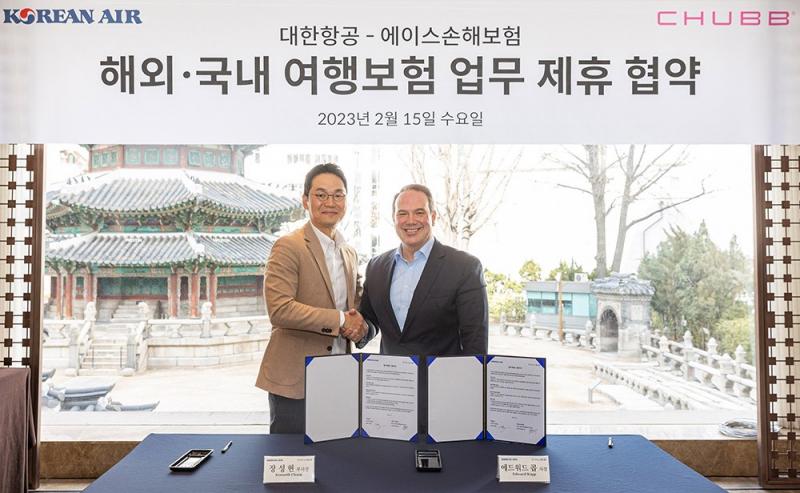 L – R: Kenneth Chang, Executive Vice President, CMO (Marketing/IT Division) at Korean Air and Edward Kopp, Country President for Chubb’s general insurance business in Korea, shaking hands after signing the agreement.